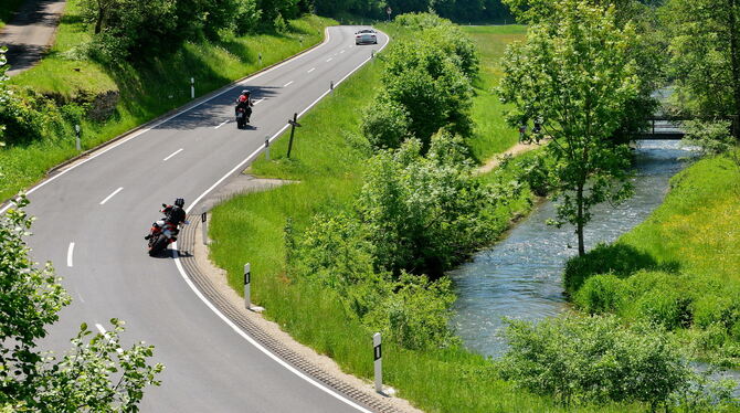 Motorradunfälle passieren oft aufgrund mangelnder Konzentration der Verkehrsteilnehmer.  Hier sind Motorradfahrer in Münsingen u