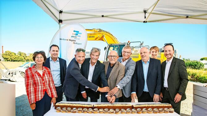 Tortenanschnitt (von links) mit dem Vorsitzenden des Verbands Region Stuttgart, Thomas Bopp, Verkehrsminister Winfried Hermann u