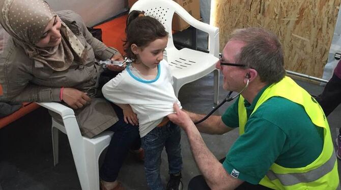 Ein Flüchtlingskind wird medizinisch versorgt. CDU-Chef Merz hat mit seinen Äußerungen eine heftige Diskussion angestoßen.  FOTO