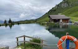 Der 200 Meter lange Kneipp-Pfad am Ufer des Härzlisees ist ein Erlebnis für alle Sinne. 