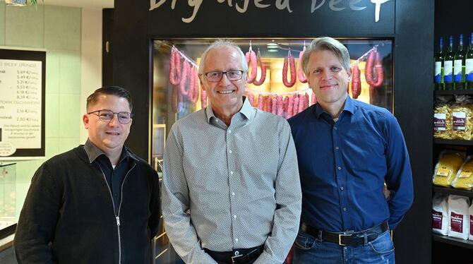 Bernhard Klein (rechts) hat von Jürgen Zeeb (Mitte) alle Anteile an der Reutlinger Metzgerei Oskar Zeeb GmbH und die Geschäftsfü