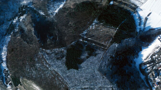 Luftbild von Althayingen (rechts Indelhausen) mit der fünfeckigen Kernanlage und dem Vorbereich. FOTO: LDA STUTTGART