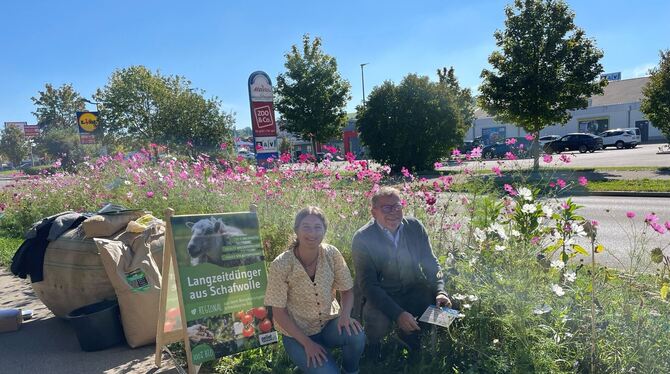 Projektleiterin Anna-Naemi Krauß und Bürgermeister Mike Münzing freuen sich über das städtische Blumenbeet, das bereits mit Woll