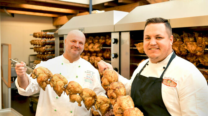 Küchenchef Alexander Hilt (rechts) und Csaba Farkas bereiten die Göckele im Dinkelacker-Festzelt zu. FOTO: LICHTGUT/KOVALENKO
