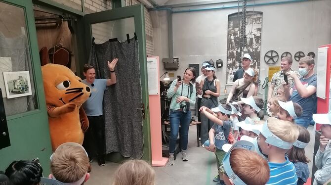 Großer Bahnhof für die Maus und WDR-Moderator Johannes Büchs gestern im Industrie-museum.  FOTO: JENATSCHKE