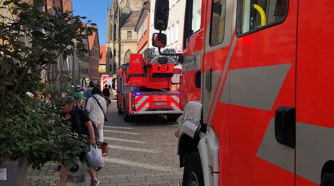 Fünf Feuerwehrautos sorgen in der Reutlinger Wilhemstraße für Aufsehen.