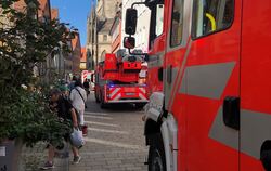 Fünf Feuerwehrautos sorgen in der Reutlinger Wilhemstraße für Aufsehen.