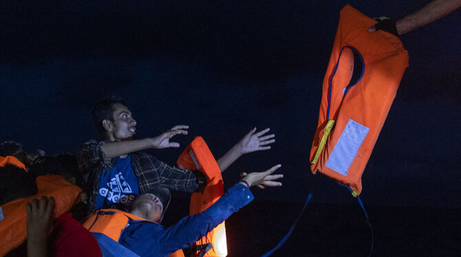 Streitpunkt Seenotrettung: Eine Gruppe von Migranten wird von Freiwilligen des Rettungsschiffs Ocean Viking aus dem Mittelmeer g