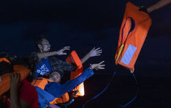Streitpunkt Seenotrettung: Eine Gruppe von Migranten wird von Freiwilligen des Rettungsschiffs Ocean Viking aus dem Mittelmeer g