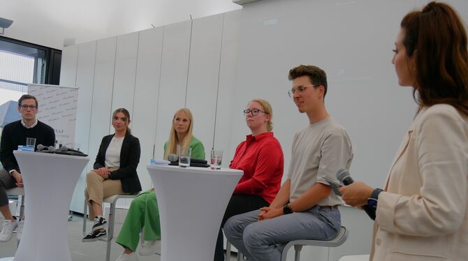Marius Pappenberger, Selin Aylin Yildirim, Hannah Frick, Sara-Marie Frank, Lukas Koller und Moderatorin Marlen Gröger (von links