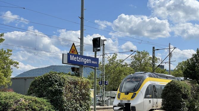 Ein Regionalzug verlässt den Bahnhof von Metzingen in Richtung Tübingen und bringt Pendler zur Arbeit.