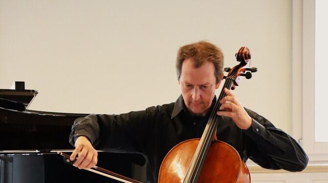 Gregor Pfisterer lässt die Finger über die Saiten fliegen.