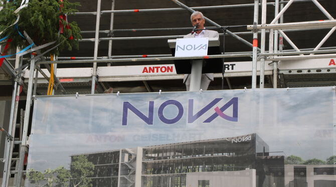 Nova-Geschäftsführer Thomas Schütt beim Richtfest der künftigen Europazentrale in Bad Urach.
