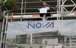 Nova-Geschäftsführer Thomas Schütt beim Richtfest der künftigen Europazentrale in Bad Urach. 