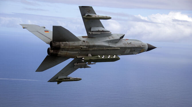 Die von der Bundeswehr herausgegebene Aufnahme zeigt einen Kampfjet Tornado bestückt mit dem Lenkflugkörper Taurus, der im Rahme