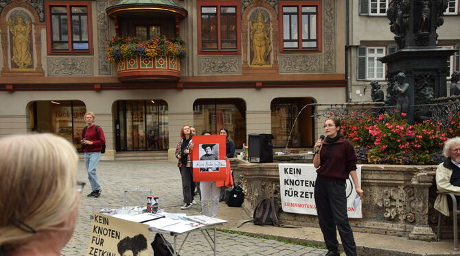 »Kein Knoten für Zetkin« forderte das Aktionsbündnis vor dem Rathaus.  FOTO: KREIBICH