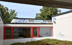 Farbschmierereien verunzieren einige Fassadenteile der Minna-Specht-Gemeinschaftsschule. Entfernt werden sie derzeit nicht - wei