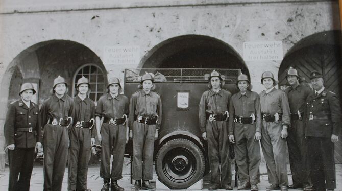 Auf dem ältesten Foto der Feuerwehr ist die Mannschaft von 1957 zu sehen. (Von links: Gottlob Leuthe, Horst Wagner, Kurt Ankele,
