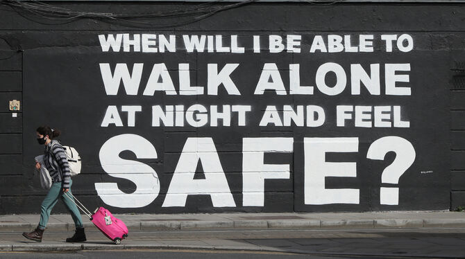 Überall auf der Welt fühlen sich Frauen nachts nicht sicher. Darauf weist auch diese Wand-Aufschrift in Dublin hin. Darauf steht