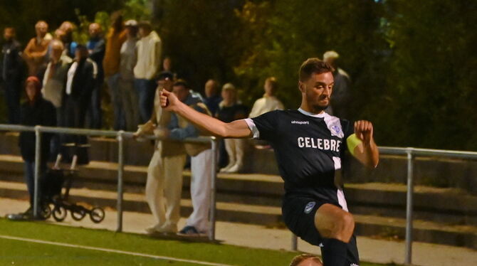 Young Boys Reutlingens Torschütze Hakan Aktepe  obenauf, Gechingens Dennis Carl am Boden.