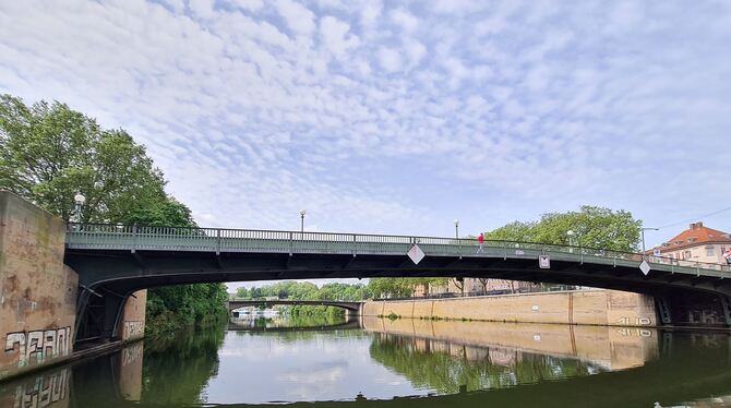 Die Wilhelmsbrücke (im Vordergrund) und die Rosensteinbrücke sind marode und werden erneuert.  FOTO: STEEGMÜLLER/GEA