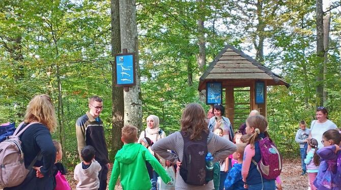 Praktikant Tobias von Butler erklärte den Kindern den Wald.