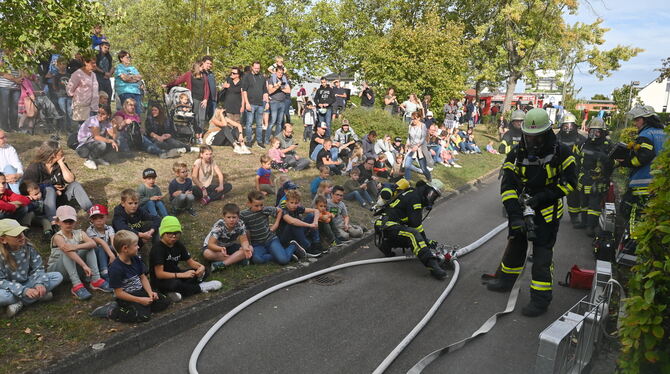 Atemschutzträger der Mössinger Feuerwehr bereiten sich unter den Augen interessierter Zuschauer auf ihren Einsatz in der Tiefga