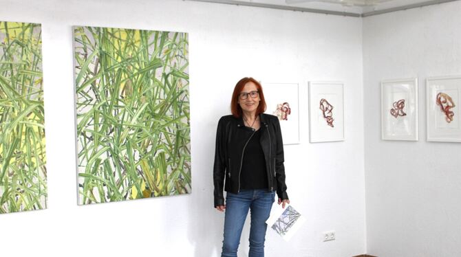 Renate Gaisser stellt in der Galerie des Künstlerbunds Tübingen erstmals ihre großformatige Serie »Schilfgras« aus. Wie ein rote