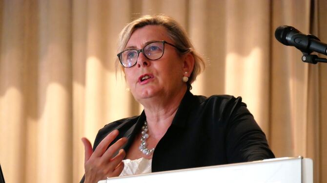 Martina Kern berichtete beim 8. Hospiz-Fachtag als Leiterin des Zentrums für Palliativmedizin in Bonn über die Schwierigkeiten b