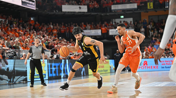 Erol Ersek (mit Ball) im Duell mit dem Rastaner Joel-Sadu Aminu.