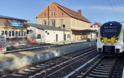 Ein Zug der SWEG Bahn Stuttgart (SBS) hält im Bahnhof Metzingen, dessen Bahnsteig am Gleis 1 gerade umgebaut wird. Das soll bis 