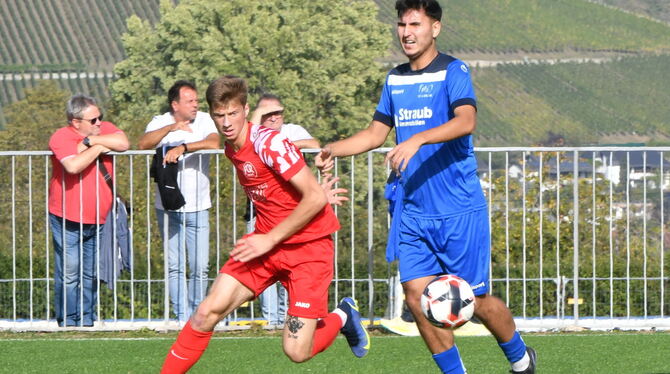 Rottenburgs Leon Oeschger (links) kämpft um den Ball, den der Metzinger Mert Oguz noch unter Kontrolle hat.