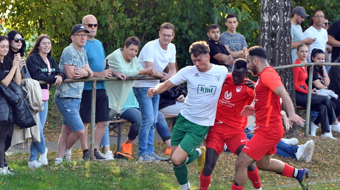 Yannik Rist vom TSV Sickenhausen entkommt den Oferdingern Lamin Kanteh und Ahmad Ahmad.