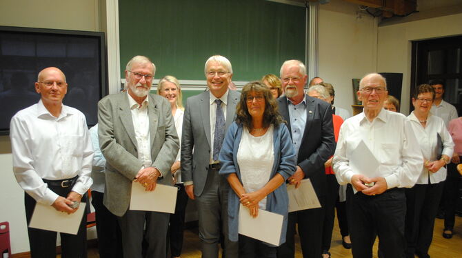 Bürgermeister Robert Hahn (Mitte) lobt das Engagement der fünf Geehrten Rolf Müller, Walter Walz, Ute Stähle, Heinrich Braun und