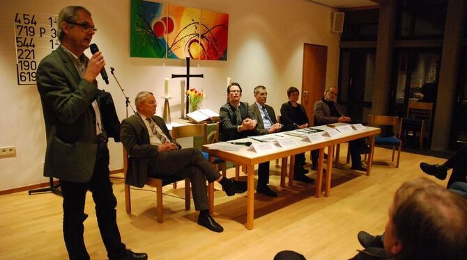 Info-Veranstaltung zur neuen Asylbewerberunterkunft. Am Mikrofon der zuständige Dezernent des Landkreises Dr. Claudius Müller. F