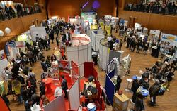 Im großen Saal der Stadthalle gab’s an Infoständen jede Menge Informationen zu den Themen Ausbildung und Beruf. FOTO: NIETHAMMER
