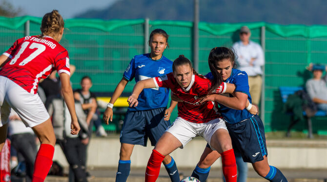 Alina Axtmann (rotes Trikot) hat mittlerweile den Sprung in die Fußball-Bundesliga beim FC Freiburg geschafft.