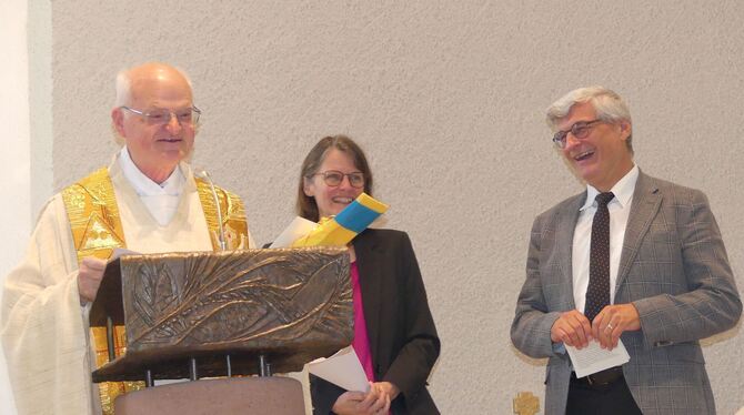 Pfarrer Hermann Weiß outet sich bei seiner Verabschiedung als VfB-Fan und entscheidet sich deshalb für einen Spielbesuch und nic Pfarrer Hermann Weiß outet sich bei seiner Verabschiedung als VfB-Fan und entscheidet sich deshalb für einen Spielbesuch und nic