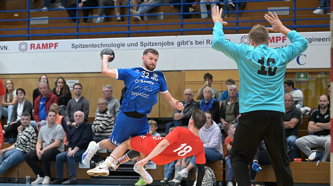 Der Neuhäuser Toni Trenkle (im blauen Trikot) setzt sich gegen Mika Jander durch. Rechts: Bietigheims Torhüter Paul Peregovits.