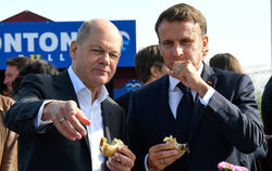 Bundeskanzler Olaf Scholz (SPD) und Frankreichs Präsident Emmanuel Macron  essen gemeinsam in Blankenese an der Elbe ein Fischbr