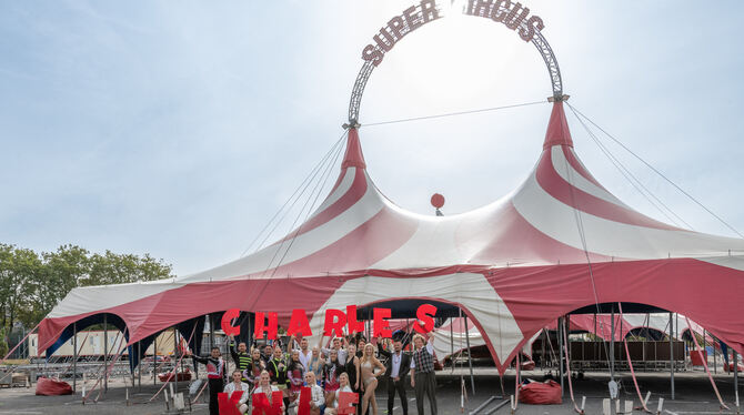 Bringen sich schon in Position für ihre großen Auftritte in Reutlingen: Artisten und Comedians des Zirkus Knie.  FOTO: SCHANZ