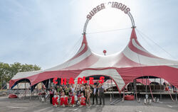 Bringen sich schon in Position für ihre großen Auftritte in Reutlingen: Artisten und Comedians des Zirkus Knie.  FOTO: SCHANZ