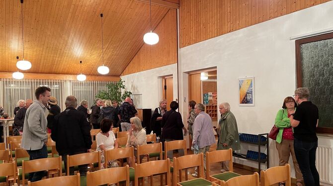 Am Montagabend ist die Immanuelskapelle in Pliezhausen-Rübgarten voller als an Gottesdiensten. Die Besucher tauschen sich über e