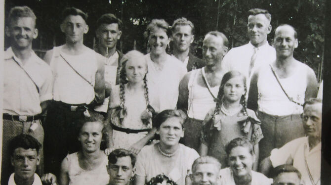 Rückblick in die Vereinsgeschichte: aktive Sportler des TSV Oberhausen um 1930 (großes Foto), das Goasgarda-Fescht 1977 (rechts