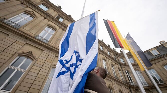 Israel-Flagge vor dem Neuen Schloss