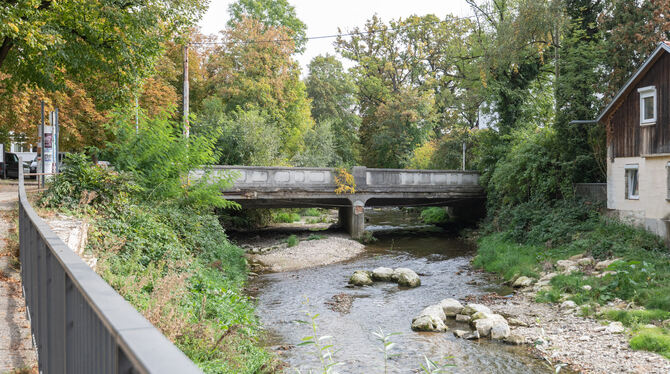 Sichtlich in die Jahre gekommen: Die Echazbrücke in der Hoffmannstraße muss  erneuert werden. Gut für den Hochwasserschutz, denn