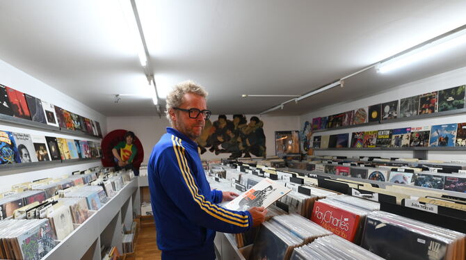 Jörg Loose vom Plattenlädle inmitten eines kleinen Teils seiner Schätze aus Vinyl. "Wir verkaufen jetzt mehr Schallplatten als v