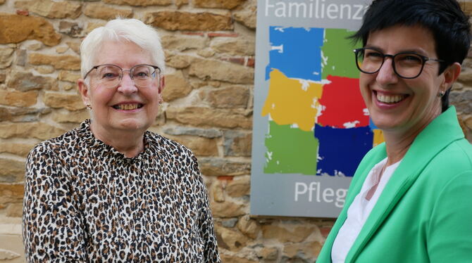 Im Familienzentrum bekam Hermine Breuer (links) von Metzingens Oberbürgermeisterin Carmen Haberstroh die Landesehrennadel für ih