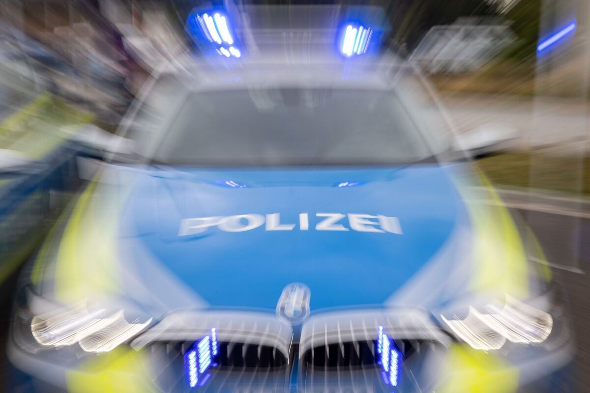 Auto kracht in Römerstein gegen geparktes Auto - Unfallfahrer flüchtet -  Blaulicht-News - Reutlinger General-Anzeiger 
