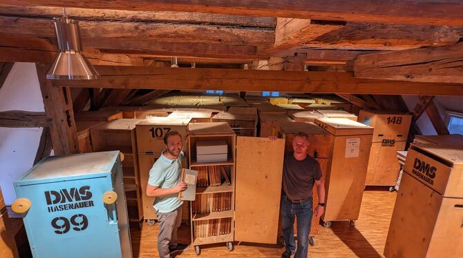 Von links: Archivar Manuel Mozer und Umzugsleiter Stefan Dieter neben Umzugsrollwägen im Trauzimmer auf dem Dachboden des alten
